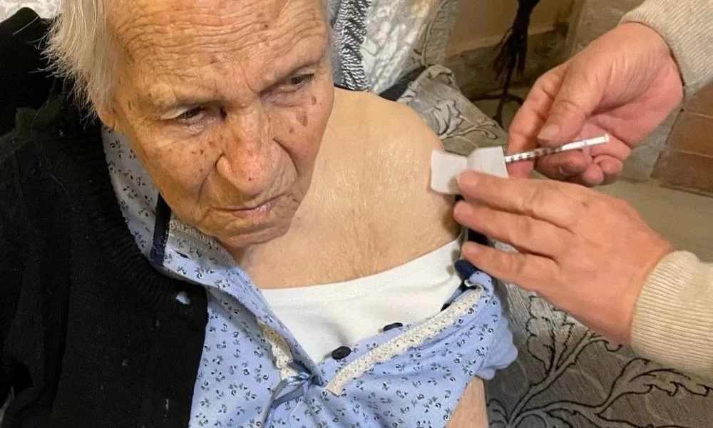Πήλιο: Υπέργηρη εμβολιάστηκε για να κερδίσει την «ελευθερία» της